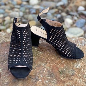 Unisa Pryce Perforated Sandal 7.5M Black EUC